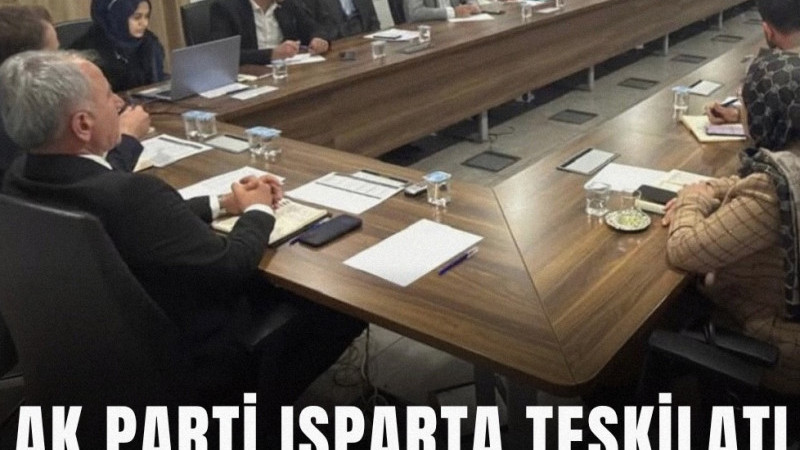 AK Parti Isparta İl Başkanlığı’nda düzenlenen toplantıda il ve ilçe başkanları, teşkilat başkanları 