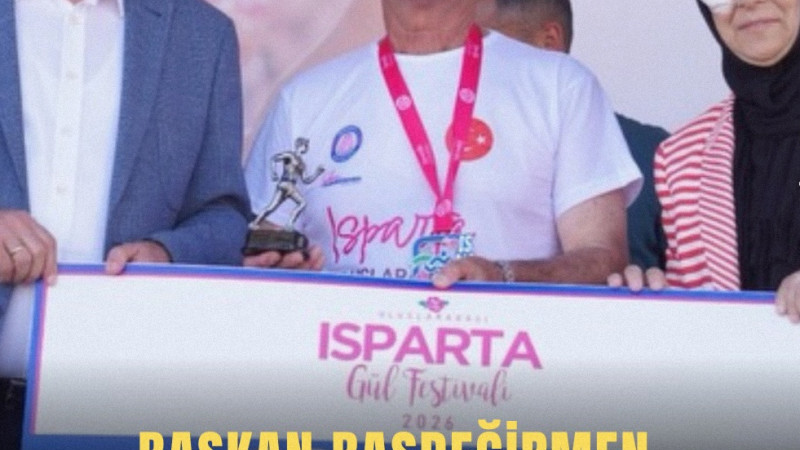 Başkanı Şükrü Başdeğirmen ve eşi Şadiye Başdeğirmen, başarılı sporculara ödüllerini takdim etti.