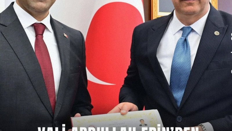 Kaymakam Vekili Taha Eraslan’ı Başarı Belgesi ile ödüllendirdi.