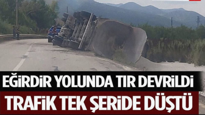 Eğirdir Yolunda Tır Devrildi, Trafik Tek Şeride Düştü