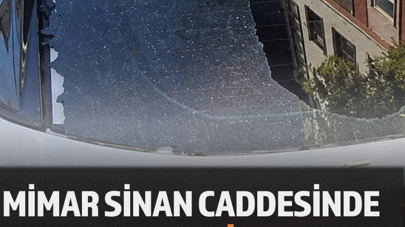 Gece Park Edilen Otomobilin Camını Kırdılar
