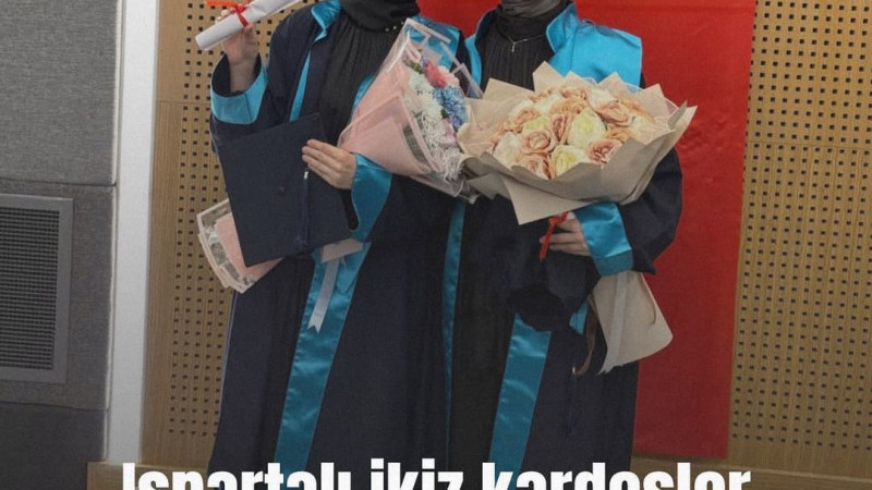 Ispartalı ikiz kardeşler birlikte diplomalarını aldılar